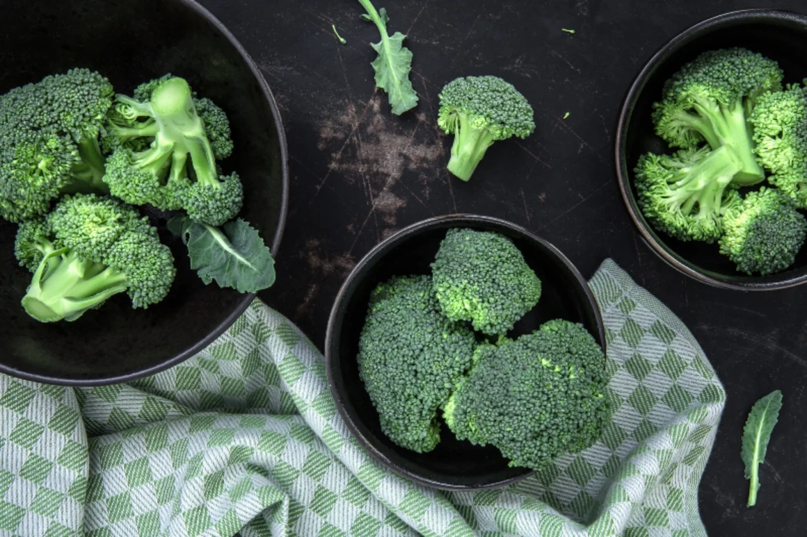 Frischer Brokkoli in Schalen